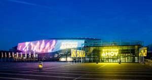 De kleurrijke gevel van Rotterdam&#039;s AHOY arena, de locatie voor de optredens van het Eurovision Song Festival 2020 